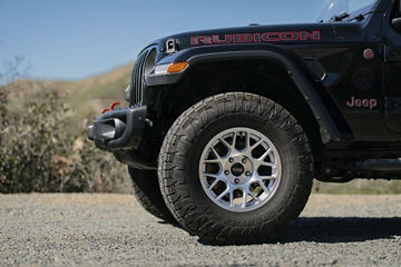 2022 Jeep Gladiator Rubicon - KMC HATCHET - Silver Wheel Pros